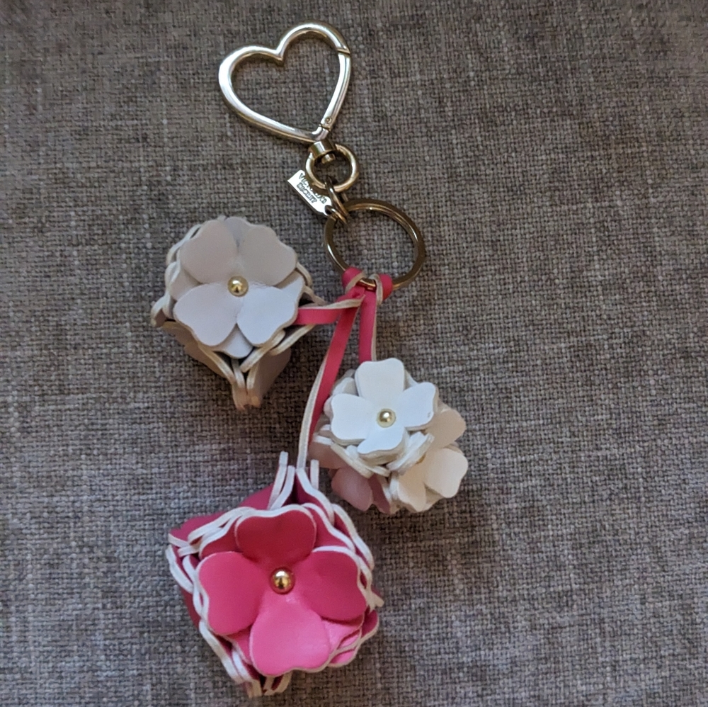 VICTORIA'S SECRET FLOWER KEYCHAIN.